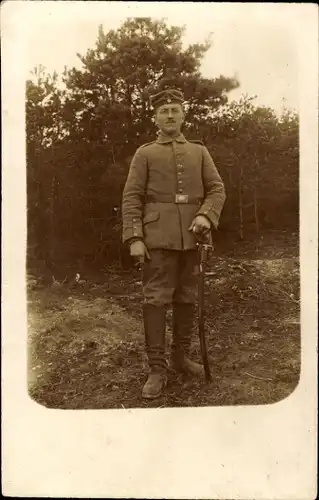 Foto Ak Deutscher Soldat in Uniform, Standportrait, Säbel, Kaiserzeit