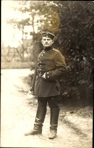 Foto Ak Deutscher Soldat in Uniform, Standportrait, Kaiserzeit