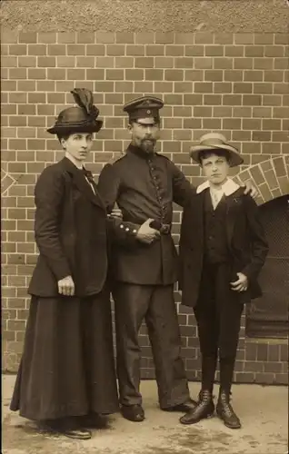 Foto Ak Deutscher Soldat in Uniform, Portrait mit Familie, Wiesbaden, Kaiserzeit