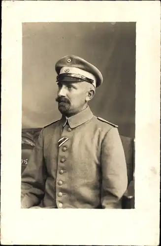 Foto Ak Deutscher Soldat in Uniform, Portrait, Mütze, Kaiserzeit