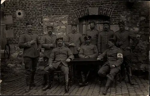 Foto Ak Deutsche Soldaten in Uniformen, Gruppenbild, Deutsches Rotes Kreuz, Kaiserzeit