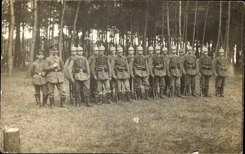 Foto Ak Deutsche Soldaten in Uniformen, Gruppenbild, Kaiserzeit, Wald