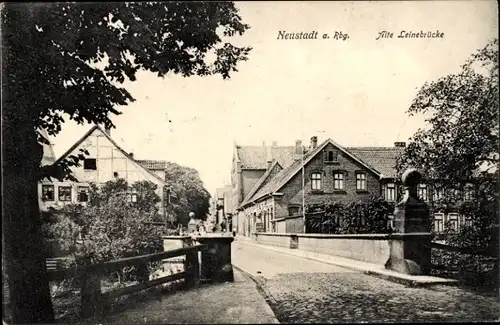 Ak Neustadt am Rübenberge in Niedersachsen, Alte Leinebrücke, Häuser