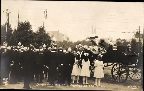 Ak Darbietung des Ehrentrunkes an Kaiser Wilhelm II.