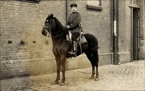 Foto Ak Deutscher Soldat in Uniform, Garde-Feldrtillerie, Pferd