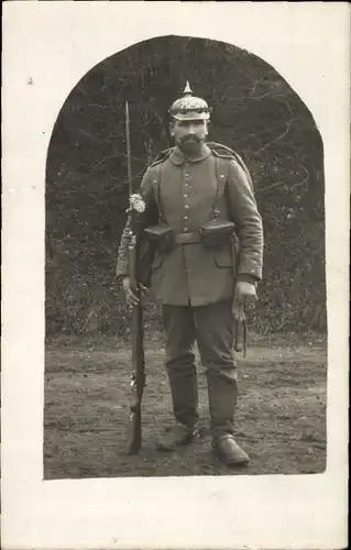 Foto Ak Deutscher Soldat in Uniform, Bajonett, Pickelhaube