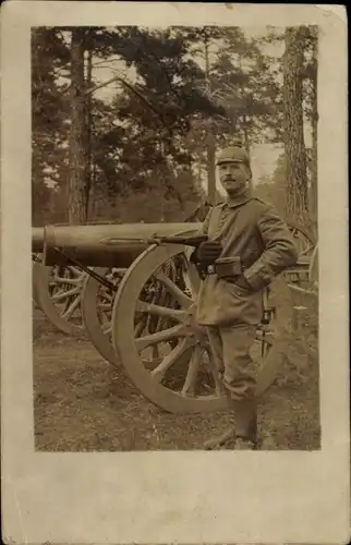 Foto Ak Deutscher Soldat in Uniform, Geschütz, Kaiserzeit