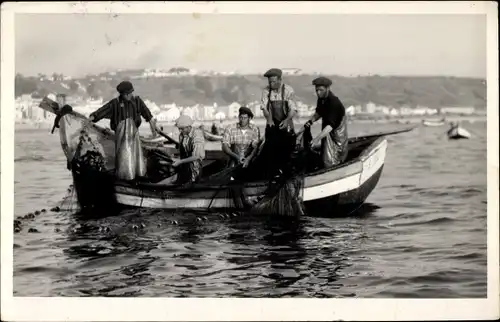 Ak Nazaré Nazareth Portugal, Recolhendo as redes na pesca do Candil