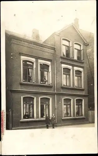 Foto Ak Neumünster in Holstein, Wohnhaus, Straßenseite, Anwohner