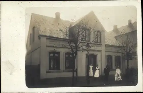 Foto Ak Neumünster in Holstein, Wohnhaus, Anwohner, Straßenseite, Fahrrad