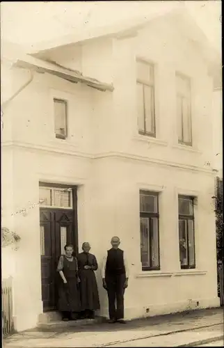 Foto Ak Neumünster in Holstein, Wohnhaus, Straßenseite, Anwohner