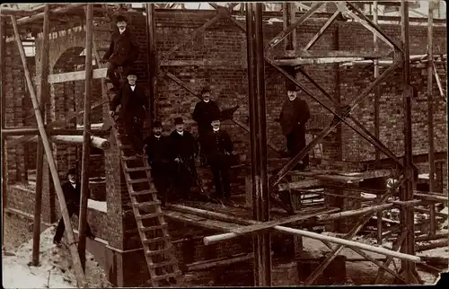 Foto Ak Männer auf einer Baustelle, Hausbau