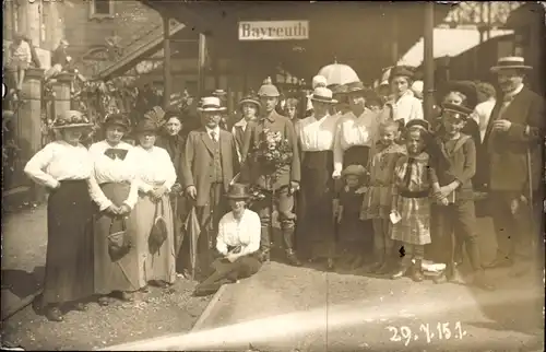 Foto Ak Bayreuth in Oberfranken, Bahnhof, Menschengruppe, Jahr 1915