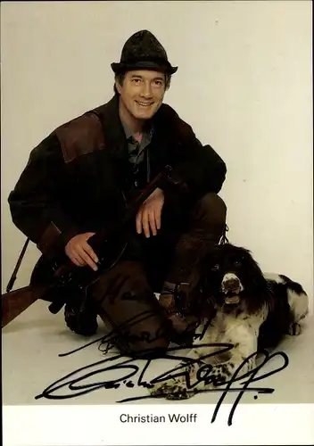 Ak Schauspieler Christian Wolf, Portrait, Autogramm, Hund, Gewehr, Forsthaus Falkenau