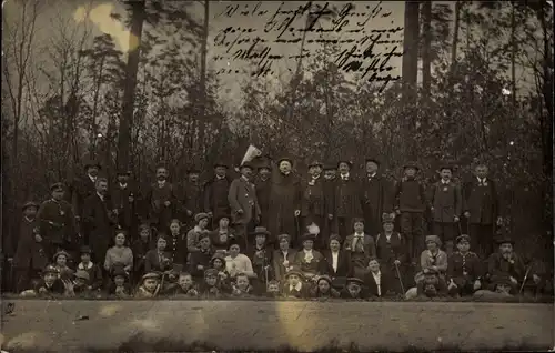 Foto Ak Oberursel im Taunus Hessen, Wandergesellschaft, Gruppenbild am Waldrand