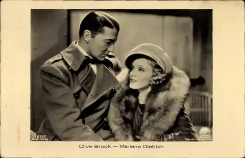 Ak Schauspielerin Marlene Dietrich, Schauspieler Clive Brook, Filmszene, Pelz