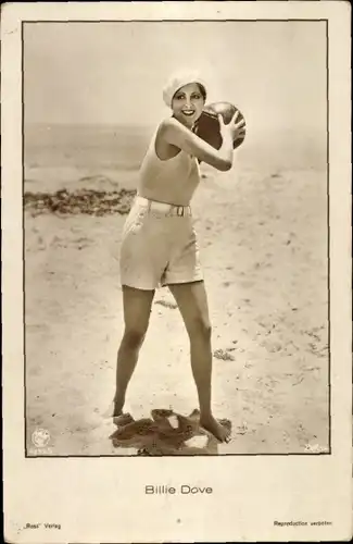 Ak Schauspielerin Billie Dove, Standportrait am Strand, Ball, kurze Hose