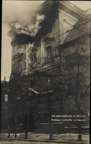 Ak Straßenkämpfe in Berlin, Artillerie-Volltreffer am Marstall