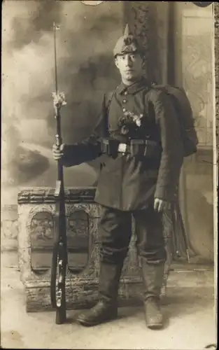 Foto Ak Deutscher Soldat in Uniform, Portrait, Pickelhaube, Bajonett
