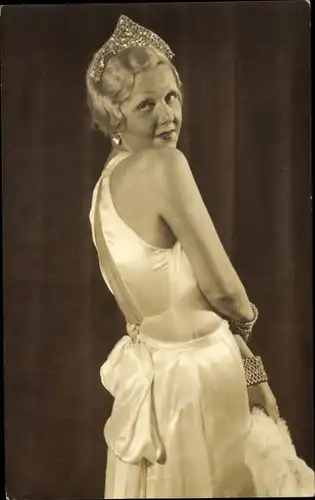 Foto Ak Portrait einer Frau im Kleid, Diadem, Armreifen