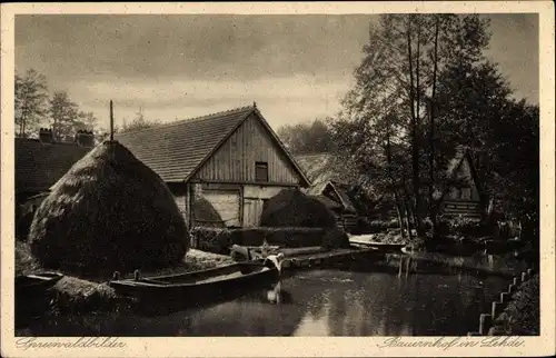 Ak Lehde Lübbenau im Spreewald, Bauernhof, Heuhaufen, Kahn