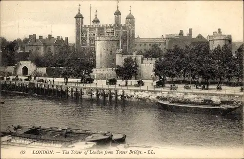 Ak London City England, Tower of London von der Tower Bridge