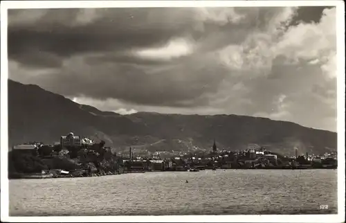 Ak Bergen Norwegen, Blick vom Meer zur Stadt, Panorama