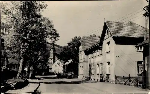 Foto Ak Katzhütte im Schwarzatal Thüringen, Straßenpartie, Gebäude, Kirchturm