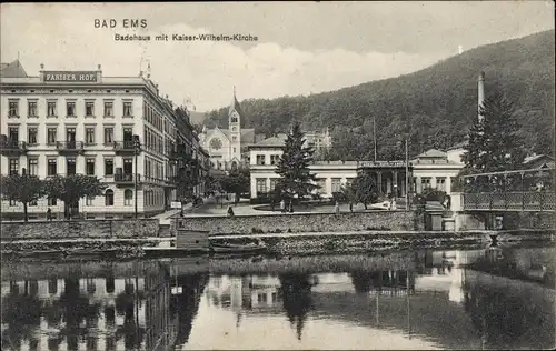 Ak Bad Ems im Rhein Lahn Kreis, Blick auf das Badehaus mit Kaiser Wilhelm Kirche