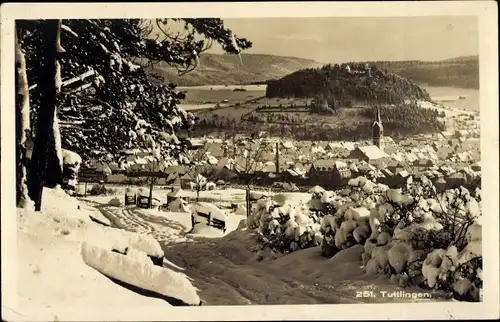 Ak Tuttlingen im Tal der Oberen Donau, Blick auf den verschneiten Ort mit Umgebung