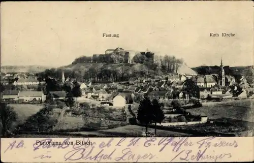 Ak Bitche Bitsch Lothringen Moselle, Panorama, Festung, katholische Kirche