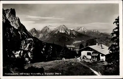 Ak Mittenwald in Oberbayern, Hochlandhütte mit Wetterstein und Zugspitze, Berghütte