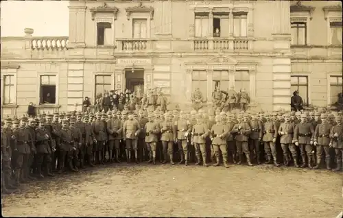 Foto Ak Deutsche Soldaten in Uniformen, Gruppenbild, Kaiserzeit, Mobilmachung