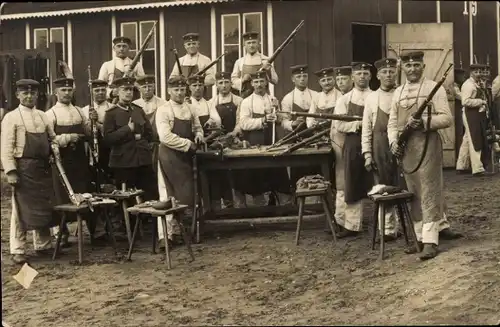 Foto Ak Deutsche Soldaten in Uniformen, Gruppenbild, Kaiserzeit, Gewehr