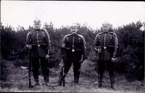 Foto Ak Deutsche Soldaten in Uniformen, Gruppenbild, Kaiserzeit, Bajonett, Pickelhaube