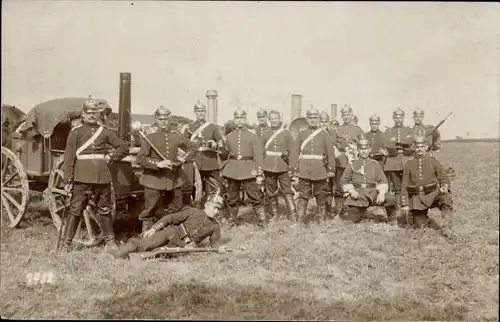 Foto Ak Deutsche Soldaten in Uniformen, Gruppenbild, Kaiserzeit, Militärwagen