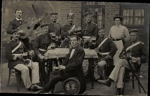 Foto Ak Deutsche Soldaten in Uniformen, Gruppenbild, Kaiserzeit, Laute, Fass, Bier