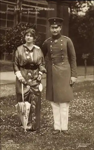 Ak Prinz August Wilhelm von Preußen, Prinzessin Alexandra Victoria, Standportrait, Schirm