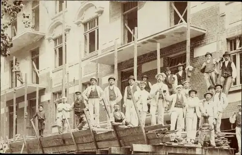 Foto Ak Hamburg Harburg, Wohnhaus Wilsdorfer Straße 23, Handwerker beim Bau von Balkonen