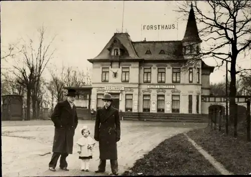 Foto Ak Hamburg Eimsbüttel Stellingen Langenfelde, Forsthaus, zwei Männer in Mänteln, Mädchen