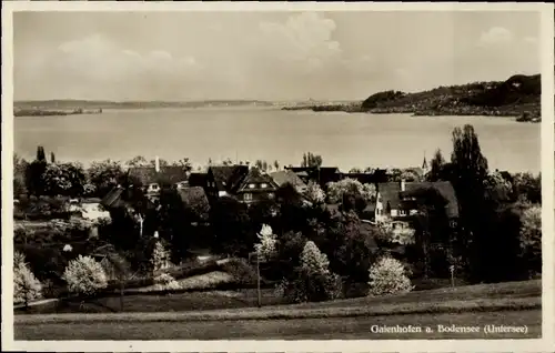 Ak Gaienhofen am Bodensee Kreis Konstanz, Blick über den Ort hinweg zum Bodensee