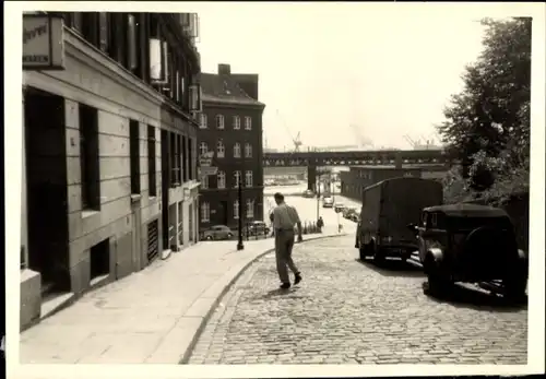 Foto Hafentor, rechts Landungsbrücke, Passant, U-Bahn