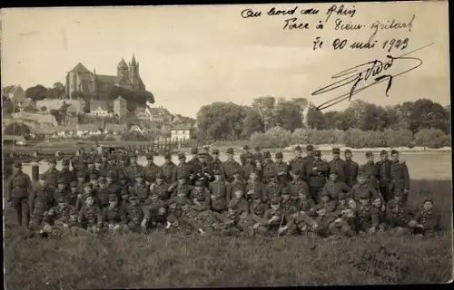 Foto Ak Breisach am Oberrhein, Gruppenbild, Regiment am Ufer, Kirche
