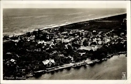 Ak Dziwnów Dievenow in Pommern, Blick auf den Ort, Fliegeraufnahme, Klinke 10004