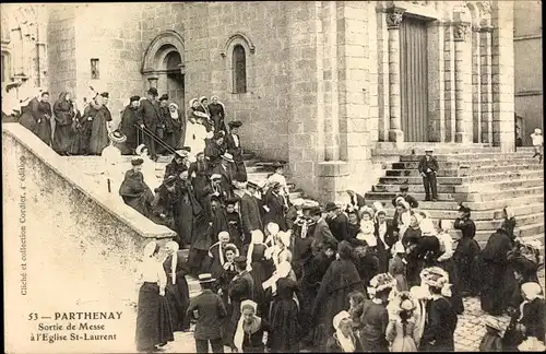 Ak Parthenay Deux Sèvres, Kirche St. Laurent, Ausgang nach der Messe