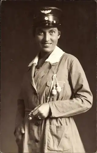 Foto Ak Junge Frau in Uniform, Mantel, Künstlerin