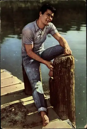 Ak Schauspieler Tony Curtis, Jeans, Steg am Wasser