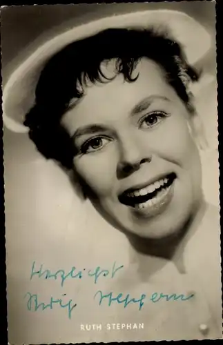 Ak Schauspielerin Ruth Stephan, Portrait, Autogramm, Kopfbedeckung