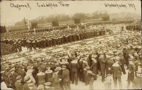 Foto Ak Wilhelmshaven an der Nordsee, Feier, Fest, Marinesoldaten. 1917