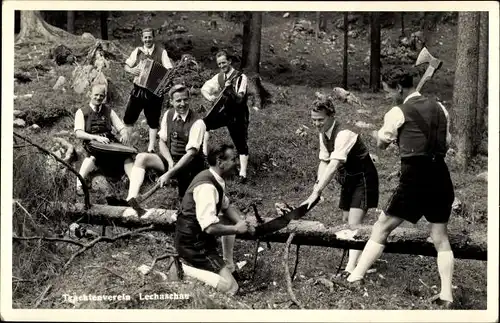 Ak Lechaschau Tirol, Trachtenverein, Menschen in Tiroler Trachten, Männer beim Holzsägen